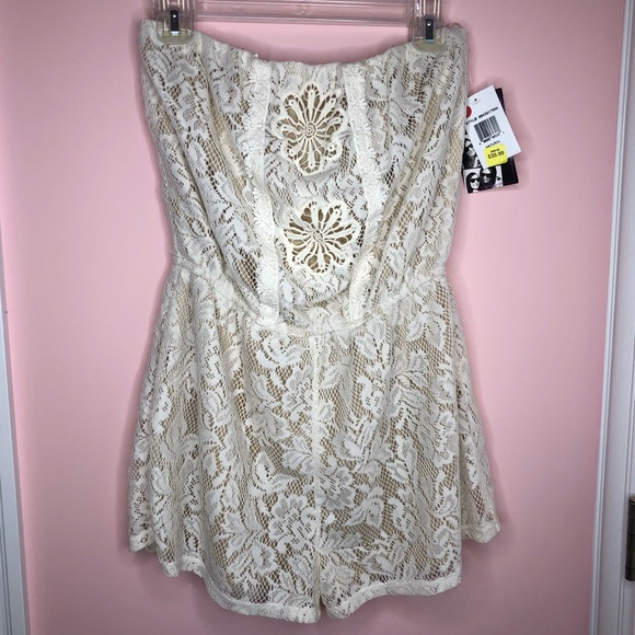 *NEW* Sleeveless lace romper - Picture 5 of 5